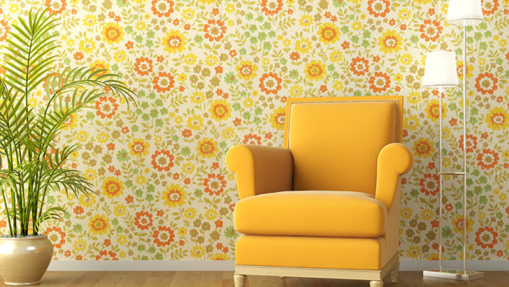 Sofá, vaso de planta e luminária com papel de parede ao fundo | Papel de parede: como e quando usar?