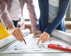 arte de arquitetos planejando sobre a mesa | O que fazer antes de reformar meu empreendimento empresarial?