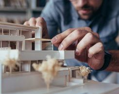 foto de arquiteto montando maquete de casa | Como contratar o arquiteto certo para o seu projeto?