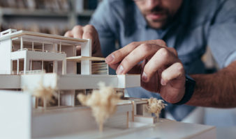 foto de arquiteto montando maquete de casa | Como contratar o arquiteto certo para o seu projeto?