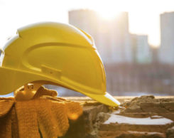 imagem de capacete e luvas abandonadas em construção | Atraso na entrega da obra: por que isso acontece?